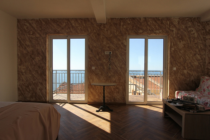 Modernes Haus mit Panoramablick auf das Meer